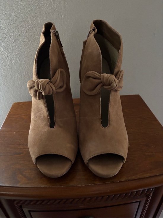 MICHAEL Michael Kors Shoes - Michael Michael Kors. 9.5, Women’s Shoes, Light Brown / Tan